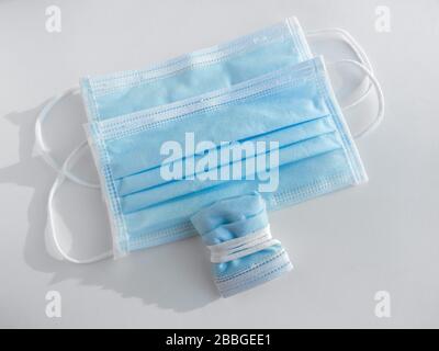 Verwendetes Maskenkonzept. Gesichtsschutzmasken und gefaltete gebrauchte Gesichtsmaske isoliert auf weißem Hintergrund. Schutz vor Verwutung, um eine Ausbreitung des Virs zu verhindern Stockfoto