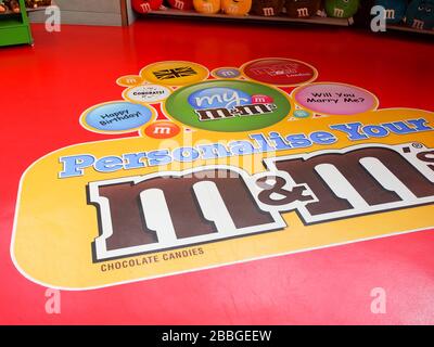 Innenseite des M&MS World Store: Schokoladengeschenke, Kunstwerke, Goodies, Kleidung - London Stockfoto