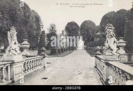 Vintage-Postkarte aus den Jahren 1910-1930er Jahren von der Edition Georges Dath. Im Château de Beloeil, 3. L'allée centrale du Château vers le Village', in t Stockfoto