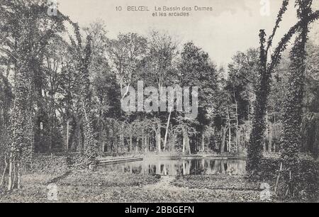 Vintage-Postkarte aus den Jahren 1910-1930er Jahren von der Edition Georges Dath. Im Château de Beloeil, 10. "Le Bassin des Dames et les Arcades", im Muni gelegen Stockfoto