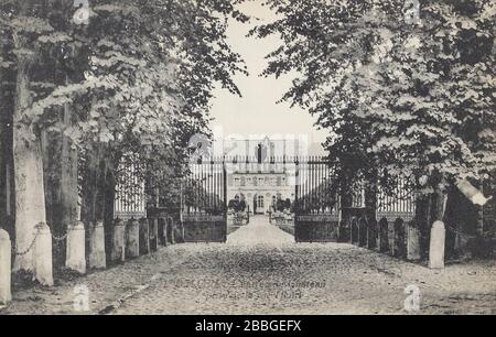 Vintage-Postkarte aus den Jahren 1910-30ies der Ausgabe Georges Dath. Im Château de Beloeil, "L'entrée du chateau, pry de la rue Henri", im gelegen Stockfoto