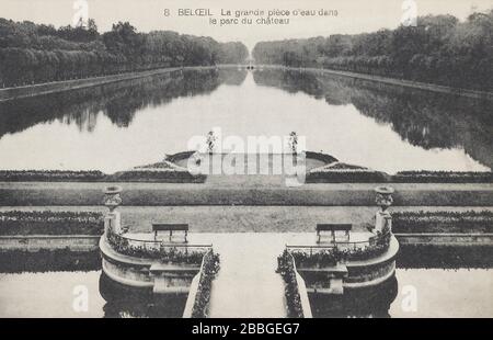 Vintage-Postkarte aus den Jahren 1910-1930er Jahren von der Edition Georges Dath. Im Château de Beloeil, 8. "La grande piève d'eau dans le parc du château", gelegen i. Stockfoto