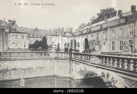 Vintage-Postkarte aus den Jahren 1910-1930er Jahren von der Edition Georges Dath. Im Château de Beloeil, 4. "L'entrée du Château" in der Gemeinde Beloe Stockfoto