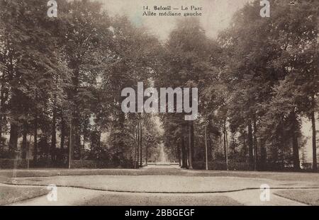 Vintage-Postkarte aus den Jahren 1910-1930er Jahren von der Edition Georges Dath. Im Château de Beloeil, 14. Le Parc Allée médiane gauche', in der Gemeinde Stockfoto