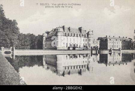 Vintage-Postkarte aus den Jahren 1910-1930er Jahren von der Edition Georges Dath. Im Château de Beloeil, 7. "Vue générale du Château, prise au bord de l'étang", situat Stockfoto