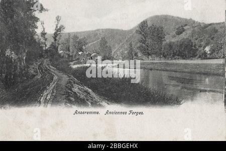 Alte Postkarte aus der Zeit um 1900, die die Anciennen (alte) Schmieden entlang der Maas in Anseremme, Ardennen Belgien, zeigt Stockfoto