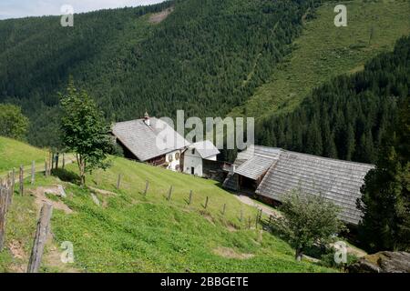 Historisches, österliches Bauernhaus am Steilhang im Bergtal, Österreich Stockfoto