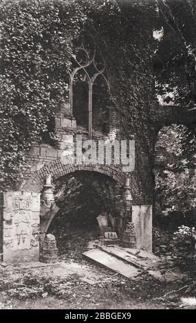 Vintage-Postkarte von ca. 1910-1930 mit alten überwucherten Ruinen im Park, der zum Schloss La Closière in La Louvière, Belgien gehört Stockfoto