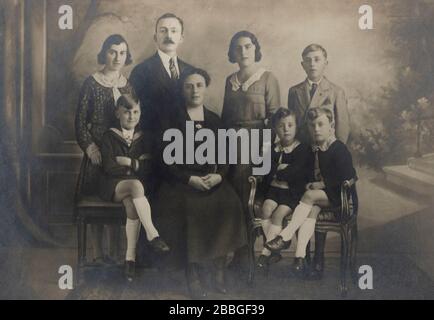 Sehr stilvolles Familienfoto aus der Zeit um 1920, das eine möglicherweise bürgernahe Familie mit 6 Kindern in Antwerpen, Belgien zeigt Stockfoto