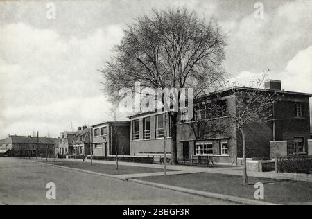 Postkarte aus der Zeit um 1950, die die Schuhbauten aus Gemeenteschool Constant Meunierplaats in Hoboken, Antwerpen, Belgien zeigt Stockfoto