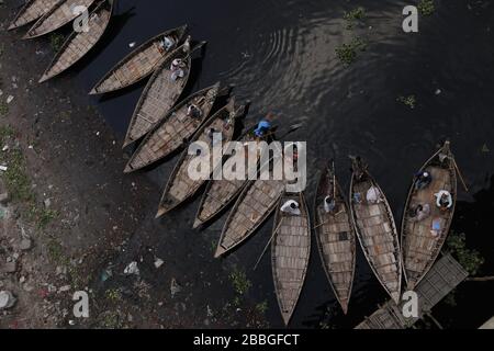 Dhaka, Bangladesch. März 2020. Bootsleute warten während der landesweiten Sperrung auf Passagiere, um die Ausbreitung von Coronavirus (COVID-19)-Epidemien am Ufer des Buriganga River zu verhindern. Kredit: MD Mehedi Hasan/ZUMA Wire/Alamy Live News Stockfoto