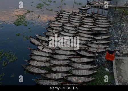 Dhaka, Bangladesch. März 2020. Ein Bootsmann passiert das Boot während der landesweiten Sperrung als andere Bootsanker am Ufer des Flusses Buriganga, um die Ausbreitung von Coronavirus (COVID-19)-Epidemien zu verhindern. Kredit: MD Mehedi Hasan/ZUMA Wire/Alamy Live News Stockfoto