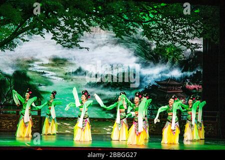 Chinesische Tänzerinnen, die auf der Bühne bei Xian Xi'an Tang Dynasty Show China traditionellen Fiedertanz darbringen Stockfoto