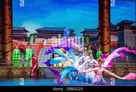 Chinesische Tänzerinnen, die auf der Bühne bei Xian Xi'an Tang Dynasty Show China traditionellen Fiedertanz darbringen Stockfoto