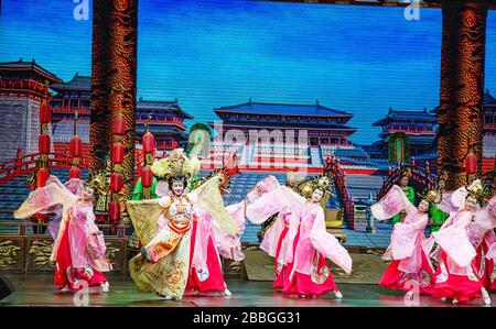 Chinesische Tänzerinnen, die auf der Bühne bei Xian Xi'an Tang Dynasty Show China traditionellen Fiedertanz darbringen Stockfoto