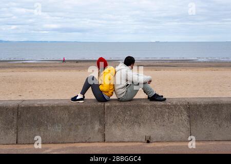 Edinburgh, Schottland, Großbritannien. März 2020. Trotz Coronavirus Lockdown sind die Mitglieder der Öffentlichkeit auf der Portobello-Promenade in Edinburgh draußen beim Trainieren und Entspannen. Iain Masterton/Alamy Live News Stockfoto