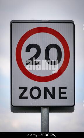 Geschwindigkeitsbegrenzungszone mit 20 mph, Cheshire, England, Großbritannien Stockfoto