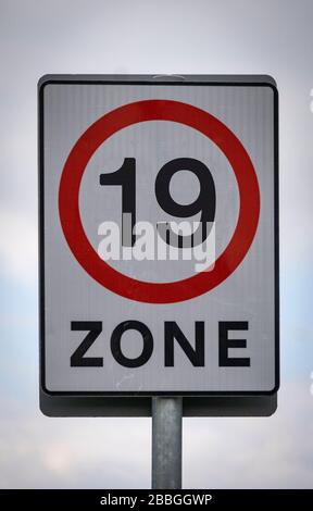 Covid-19 Abbildung der Zahl 19 in der Geschwindigkeitsbegrenzungszone mit 20 mph, Cheshire, England, Großbritannien Stockfoto