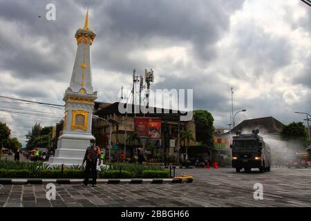 Sonderregion Yogyakarta, Indonesien. März 2020. Polizisten sprühen mit taktischen Fahrzeugen Desinfektionsmittel, um das Corona-Virus am Tugu Pal Putih Monument, einer der Tourismus-Ikonen von Yogyakarta, Dienstag, 31. März 2020 zu töten. Die indonesische Regierung hat noch keinen Lockdown verhängt, um die Ausbreitung des Corona-Virus zu verhindern, obwohl tausend Einwohner positiv für die Corona-Krankheit sind. (Foto von Devi Rahman/INA Photo Agency/Sipa USA) Credit: SIPA USA/Alamy Live News Stockfoto