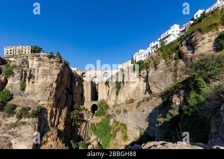 Der berühmte Puente Nuevo über die Schlucht El Tajo in Ronda, einer der berühmten weißen Städte Andalusiens, Spanien. Stockfoto