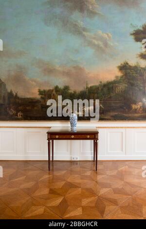 Biedermeier Tisch mit blau gemusterter Keramikvase vor riesigem Ölgemälde, Schloss Kogl, Oberösterreich Stockfoto