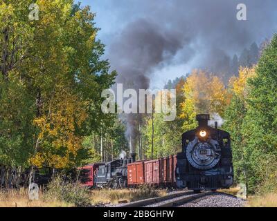 Doppelkopfzug bei Lobato, Cumbres & Toltec Scenic Railroad zwischen Chama, New Mexico und Antonito, Colorado. Stockfoto