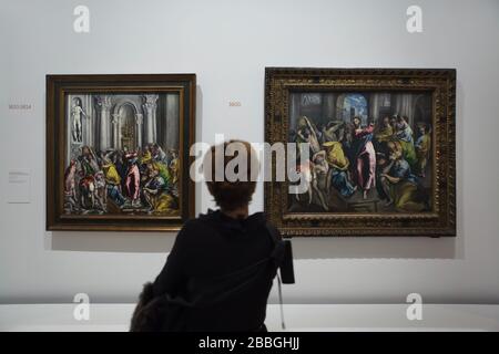Besucher vor den Gemälden "Christus, der die Händler vom Tempel treibt" des spanischen Mannermalers El Greco aus dem Jahr 1600 (R) und 1610-1614 (L), die auf seiner Retrospektive Ausstellung im Grand Palais in Paris, Frankreich, ausgestellt wurden. Die erste große Ausstellung in Frankreich, die jemals El Greco gewidmet wurde, läuft bis zum 20. Februar 2020. Stockfoto