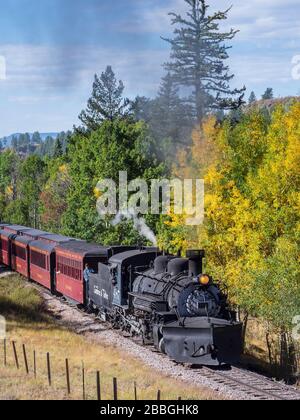 Fahren Sie östlich von Chama, Cumbres & Toltec Scenic Railroad zwischen Chama, New Mexico und Antonito, Colorado. Stockfoto