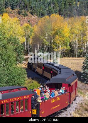 Fahren Sie östlich von Chama, Cumbres & Toltec Scenic Railroad zwischen Chama, New Mexico und Antonito, Colorado. Stockfoto