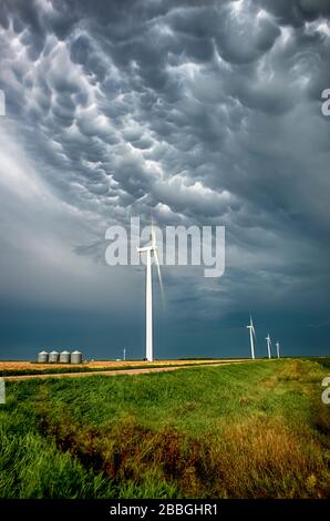 Sturm mit Mammatuswolken über Windkraftanlagen im Süden Manitobas Kanadas Stockfoto