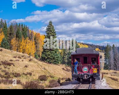 Der Zug fährt zwischen Chama, New Mexico und Antonito, Colorado, in Los Piños, Cumbres & Toltec Scenic Railroad. Stockfoto