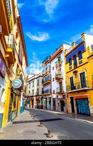 Bunte Häuser in der Calle San Esteban im Alfalfa-Viertel, Sevilla, Andalusien, Spanien Stockfoto