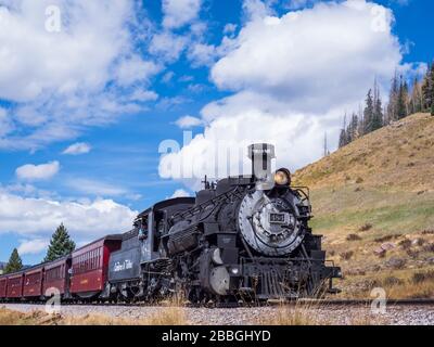 Fahren Sie unterhalb der Tanglefoot Curve, der Cumbres & Toltec Scenic Railroad zwischen Chama, New Mexico und Antonito, Colorado. Stockfoto