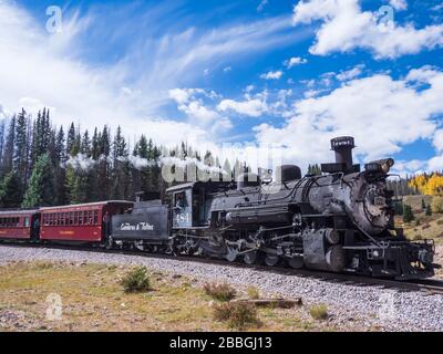 Fahren Sie in Richtung Los Piños, Cumbres & Toltec Scenic Railroad zwischen Chama, New Mexico und Antonito, Colorado. Stockfoto