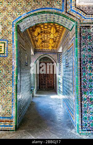 Die Wände sind reich mit bunten Azulejos-Keramikfliesen dekoriert in der Casa de Pilatos (Haus des Pilatus), Sevilla, Andalusien, Spanien Stockfoto