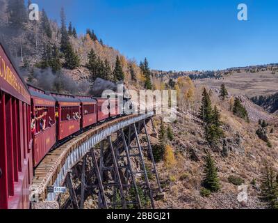 Der Zug führt über die Cascade Trestle, die Cumbres & Toltec Scenic Railroad zwischen Chama, New Mexico und Antonito, Colorado. Stockfoto