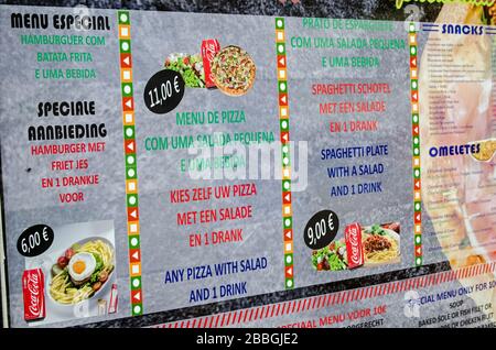 Monte Gordo, Portugal - 18. November 2019: Speisekarte für ein Touristenrestaurant mit internationalen Speisen in verschiedenen Sprachen. Stockfoto