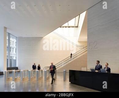 Lobby mit doppeltem Eingang. 52 Lime Street - The Scalpel, London, Großbritannien. Architekt: Kohn Pedersen Fox Associates (KPF), 2018. Stockfoto