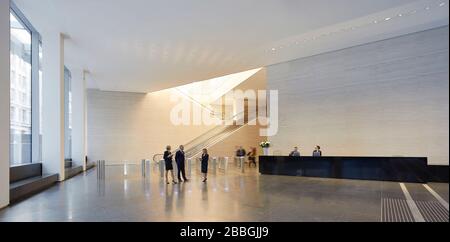 Lobby mit doppeltem Eingang. 52 Lime Street - The Scalpel, London, Großbritannien. Architekt: Kohn Pedersen Fox Associates (KPF), 2018. Stockfoto