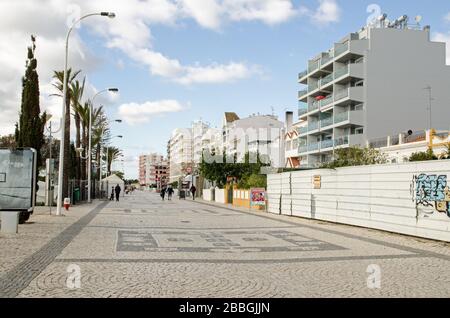 Monte Gordo, Portugal - 18. November 2019: Besucher und Anwohner, die am Herbstsonnfeld auf der Strandpromenade des Monte Gordo r das Beste machen Stockfoto