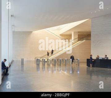 Lobby mit doppeltem Eingang. 52 Lime Street - The Scalpel, London, Großbritannien. Architekt: Kohn Pedersen Fox Associates (KPF), 2018. Stockfoto