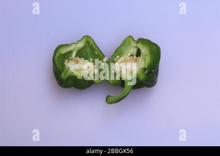 Scheibe grüner Paprika oder Kapsium isoliert auf weißem Hintergrund Stockfoto