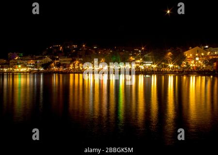 Ein wunderschöner Blick auf das Meer in der Nacht. Dieses Gebiet ist bekannt als Datça, der der touristische Ort in der Türkei ist. Stockfoto