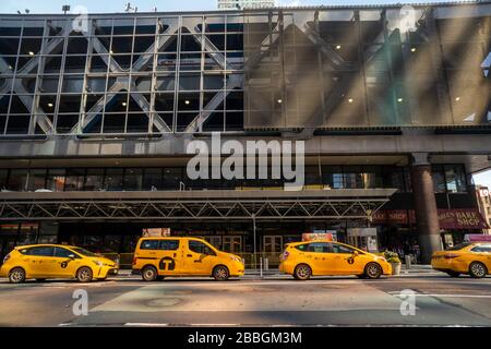 Leere Taxis vor dem Busbahnhof Port Authority in New York aufgrund der COVID-19-Pandemie am Donnerstag, 26. März 2020. (© Richard B. Levine) Stockfoto