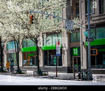 Bürgersteig in Chelsea mit wenigen Menschen und einer geschlossenen Filiale der TD Bank in New York am Freitag, 27. März 2020. (© Richard B. Levine) Stockfoto