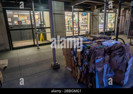 Ein noch offener Gristedes Supermarkt im New Yorker Stadtteil Chelsea am Montagabend, 30. März 2020. (© Richard B. Levine) Stockfoto