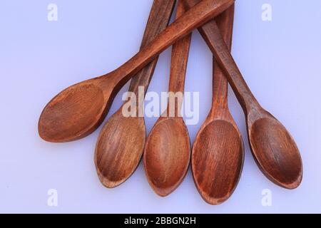 Holzlöffel isoliert auf weißem Hintergrund Stockfoto