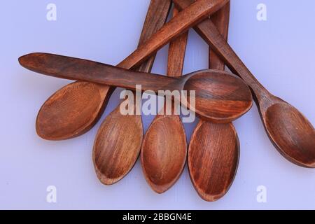 Holzlöffel isoliert auf weißem Hintergrund Stockfoto