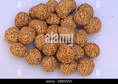 Bis Gul oder süß Sesam Laddu für Indische festival Makar Sankranti auf weißem Hintergrund Stockfoto