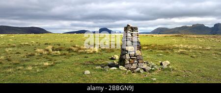 Großer Steinkairn auf dem Gipfel von Seatallen Stockfoto